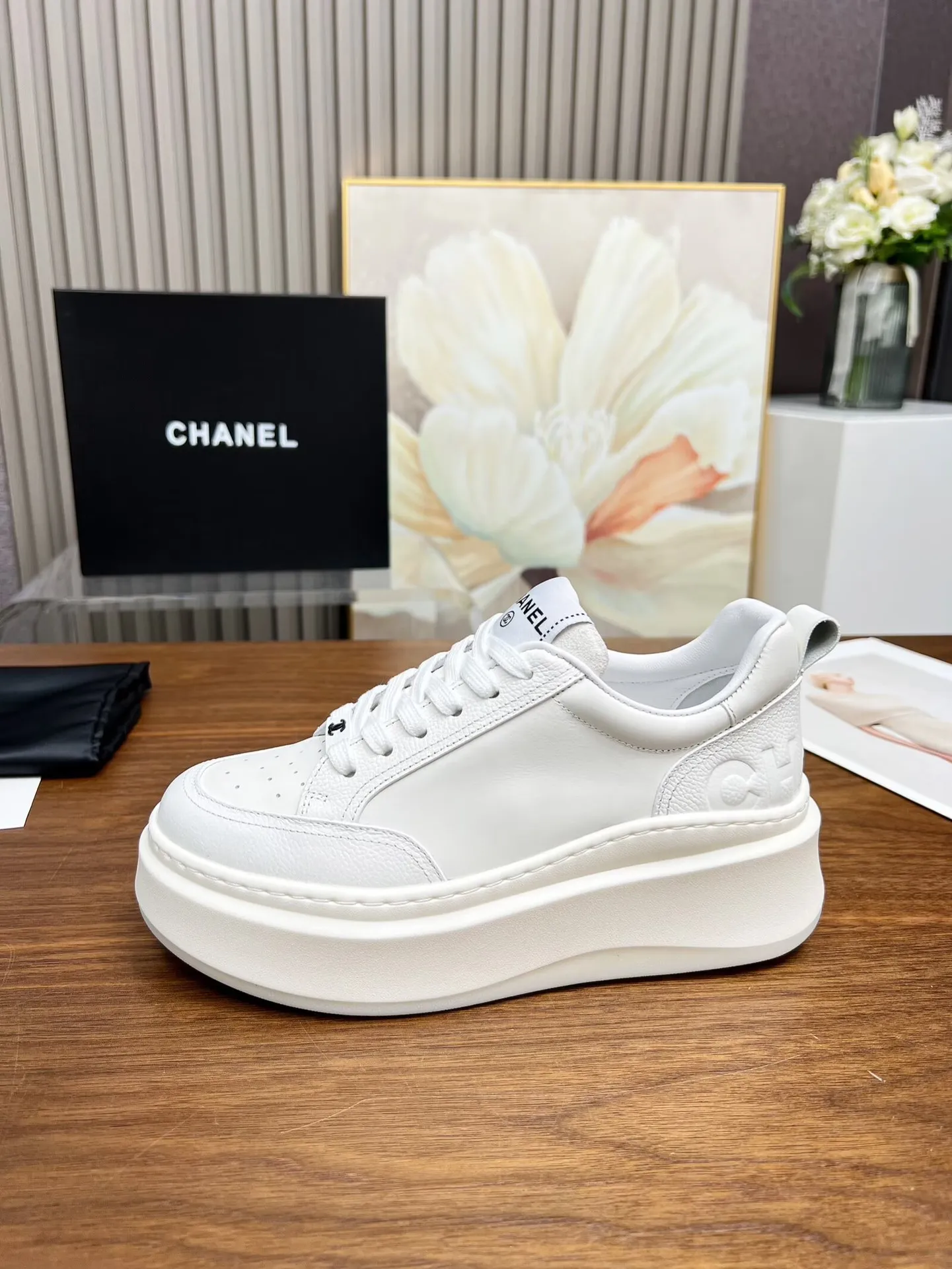 👟👟Ex-factory price 460👟👟 New Chanel panda color white shoes, currently super popular thick-soled shape, very versatile, long and slim legs, super comfortable on the feet, elongating the entire body proportion [strong] Fabric: imported first-layer cowhide🐂 Lining: sheepskin Foot pads: cowhide Code number: 34 to 41 (34 and 41 need to be customized) Packaging: with card, cloth bag Color: black, white, pink